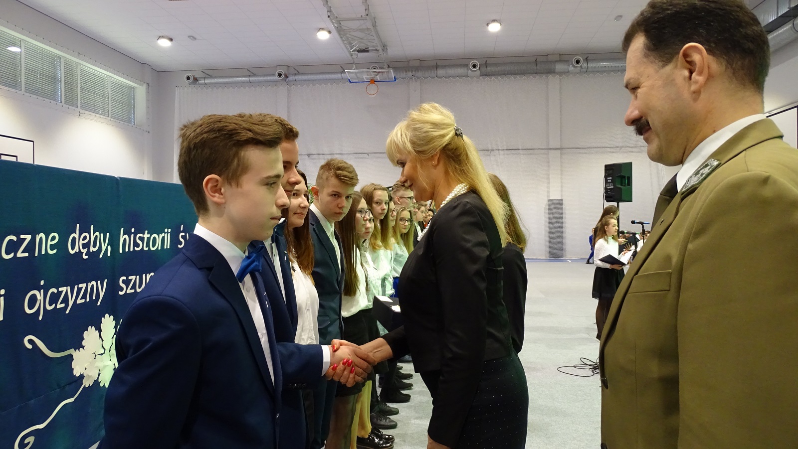 Wręczanie uczniom Liści Dębu przez Panią Dyrektor