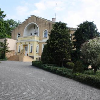 Dwór wzniesiony w 2 połowie XVIII wieku dla ówczesnego właściciela Kazimierza Radońskiego