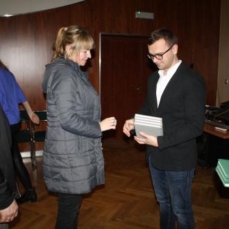 Zdjęcie przedstawia kilka osób.